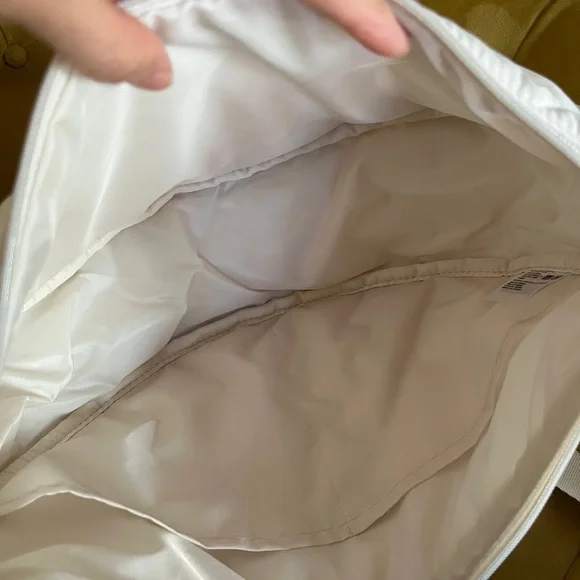 NWOT/ UNIQLO Off White Quilted Shoulder Bag - Picture 5 of 10